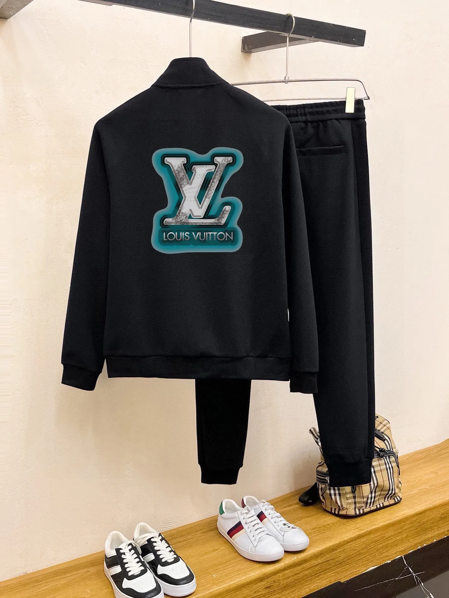 🅿️420 direct batch [LV Louis Vuitton] (Fat Man Gospel) popular suit is coming. Focus on the original version of the official website. 2025 new popular cardigan and sweatshirt suit. The original order is the best. 🇭🇰The meticulous work of top designers. Just for a fitting and perfect upper body effect. 100% natural high-quality Roman cotton, close-fitting comfort, noble and elegant! Original hardware embodies elegance and nobility! Counter size: M-5XL (maximum wear up to 220 pounds)